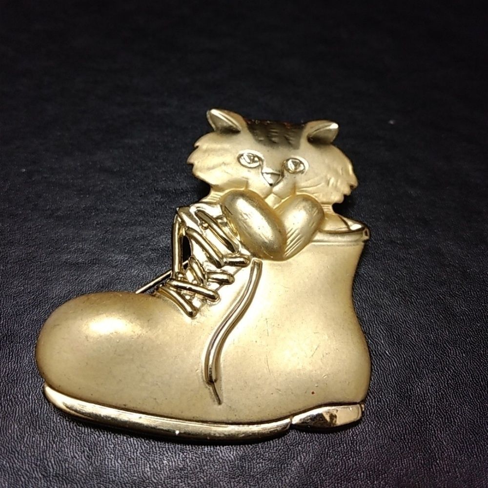 Ajc Gold Tone Kitty In A Shoe Brooch 20$